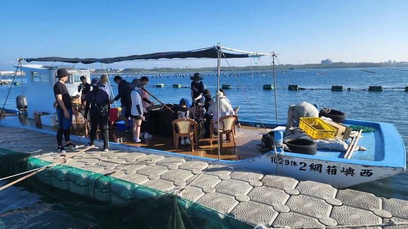 彰化區漁會跨海抵澎，購買六萬尾鮸魚魚苗標識放流。（業者提供）